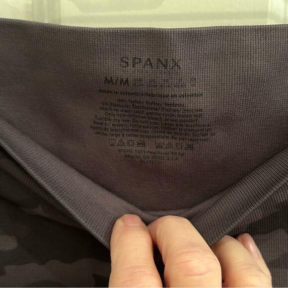 SPANX Cropped Look at Me Now Seamless Leggings, Camo, Size Medium - Picture 4 of 8